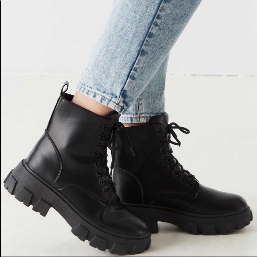 SOLD🔥HOST PICK🔥Chunky Lug lace up boots